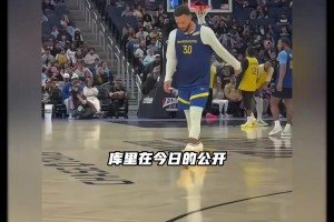 美记：库里在今天的训练赛中扭伤脚踝 一瘸一拐返回了更衣室