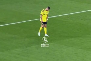 对自己的表现极度不满！终场哨响